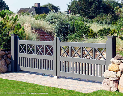 Sylter Gartentor mit Satteldach - Friesentor SCHLESWIG aus dauerhaftem Hartholz - Maßanfertigung von Peters + Peters.