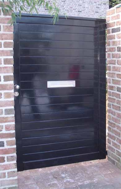 Mauerpfosten mit blickdichter Gartentür im Farbton anthrazit. Zubehör und Beschläge komplett aus rostfreiem Edelstahl.