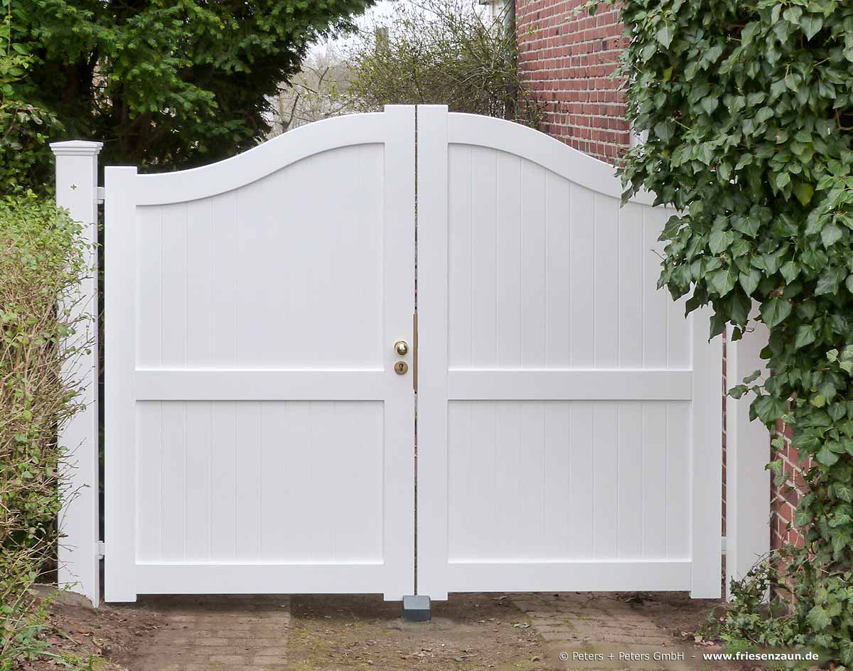 Sylter Gartentor mit Satteldach - Friesentor SCHLESWIG aus dauerhaftem Hartholz - Maßanfertigung von Peters + Peters.