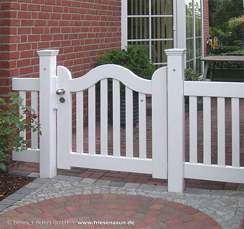 Sylter Gartentor mit Satteldach - Friesentor SCHLESWIG aus dauerhaftem Hartholz - Maßanfertigung von Peters + Peters.