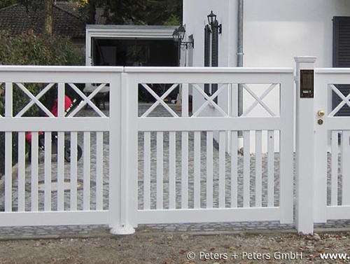 Sylter Gartentor mit Satteldach - Friesentor SCHLESWIG aus dauerhaftem Hartholz - Maßanfertigung von Peters + Peters.
