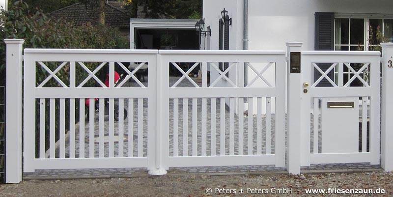 Sylter Gartentor mit Satteldach - Friesentor SCHLESWIG aus dauerhaftem Hartholz - Maßanfertigung von Peters + Peters.