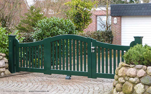 Asymmetrische Einfahrtstor - massive Holztore für die kleine Einfahrt.