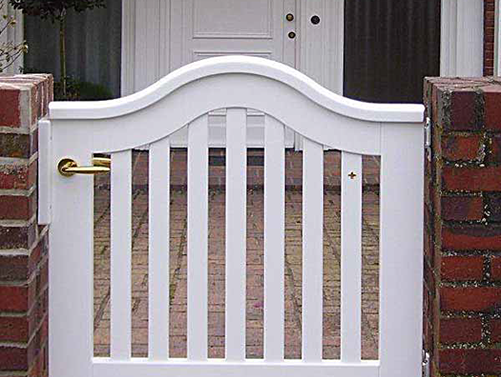 Einzeltor aus hochwertigem Hartholz - Weiße Gartenpforte Schleswig.