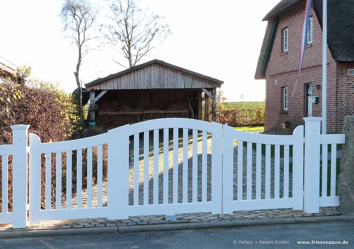 Passend zu jedem Haustyp - weißes Gartentor Kortenland.