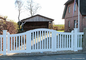 Passend zu jedem Haustyp - weißes Gartentor Kortenland.