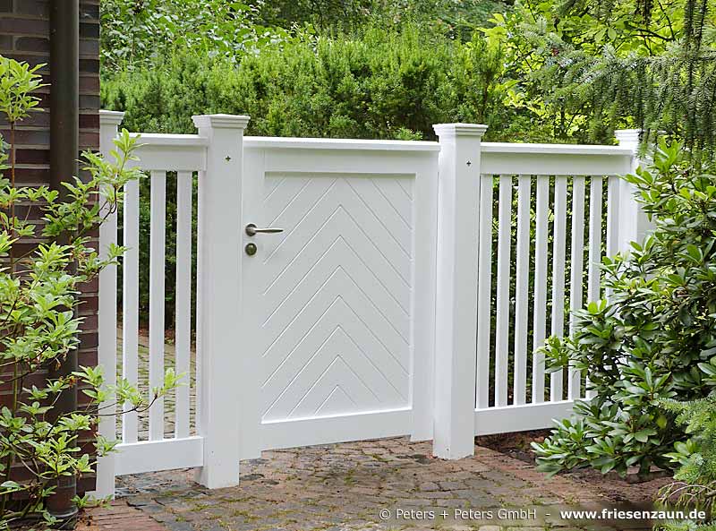 Gartentür OHLAND mit geschlossener Füllung mit Fischgrätmuster - Weiße Holztore nach Maß gefertigt.