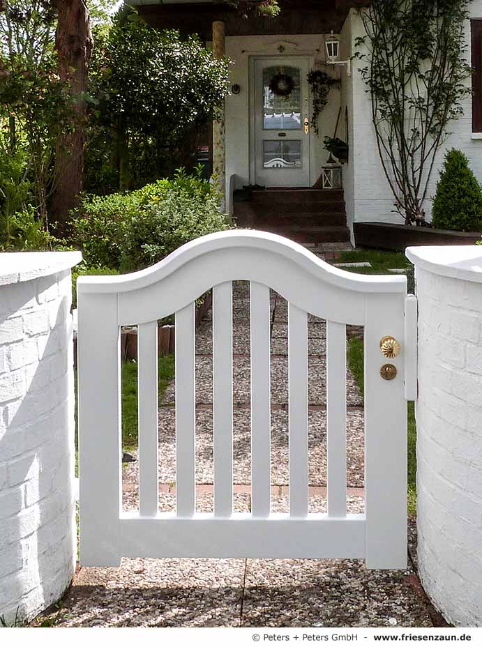 Einzeltor zwischen 2 gemauerten Torpfosten - Holzpforte aus hochwertigem Hartholz - Weißes Einzeltor Schleswig.