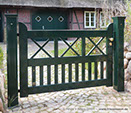 Exklusive Gartentore mit dekorativen Kreuzen - Holztor ALT-HAMBURG aus ODUM-IROKO Hartholz - zum vergrößern klicken !
