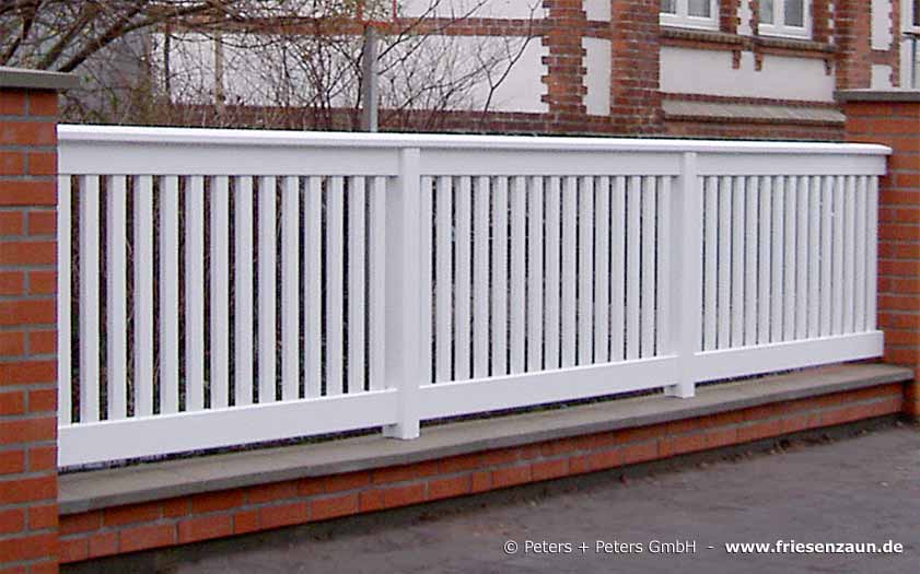 Geländer und massive Gartenzäune - Weißes Holzgeländer aus wertvollem Hartholz für Balkon, Treppe, Terrasse und Garten.