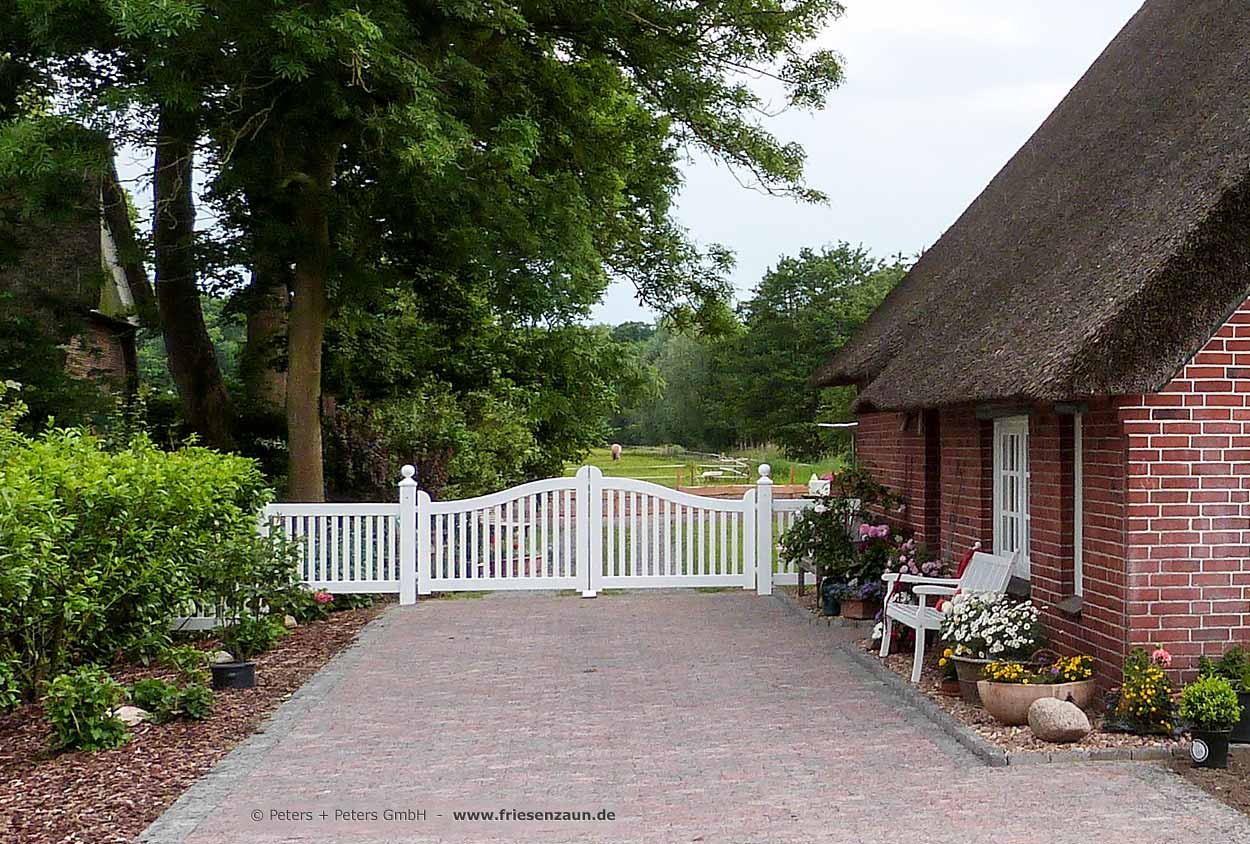 Sylter Gartentor mit Satteldach - Friesentor SCHLESWIG aus dauerhaftem Hartholz - Maßanfertigung von Peters + Peters.