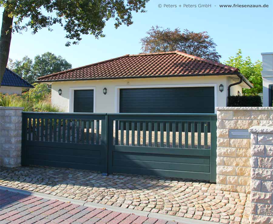 Das grüne Gartentor OHLAND passt auch zu einer Toscana-Villa