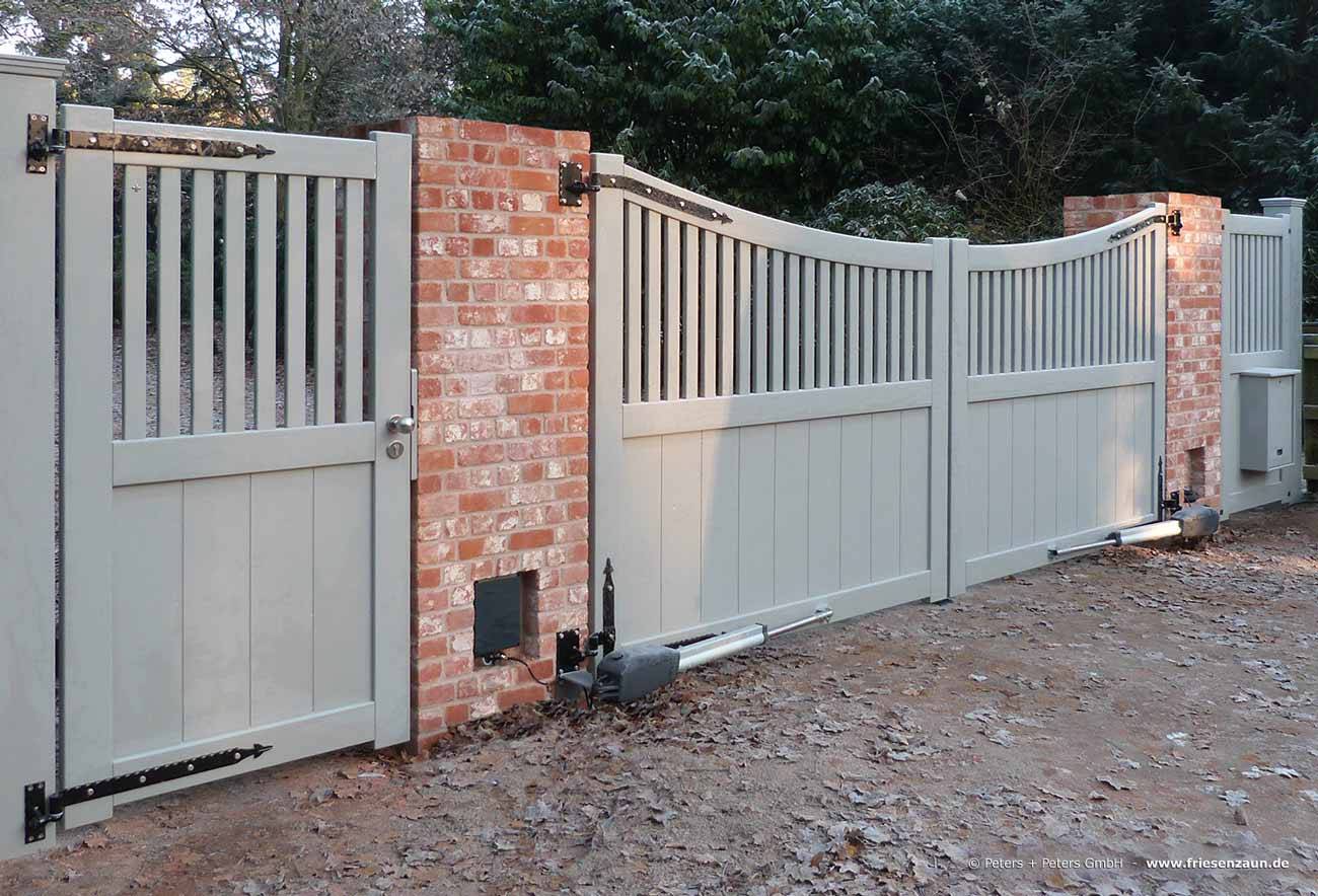 Individuelle Gartentoranlage - Sichtschutztore Hartholz mit elektrischem Torantrieb.