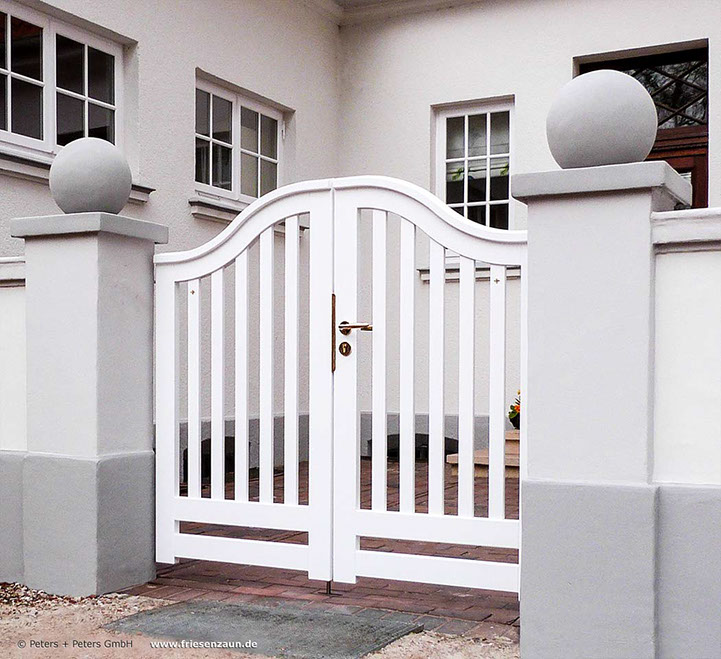 Imposante Torpfosten mit einem individuellem Gartentor von Peters + Peters. Ein hohes Holztor nach Kundenentwurf gefertigt.