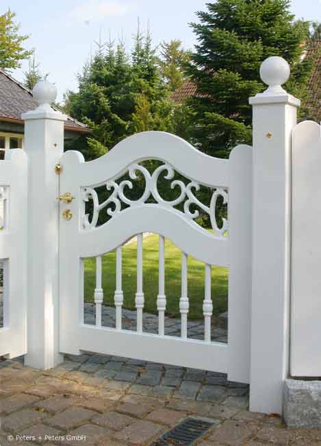 Gartentor im Sylter Friesenstil - Holztor FRIESLAND - Hartholz weiß oder farbig lackiert - Einfahrtstore von Peters + Peters.