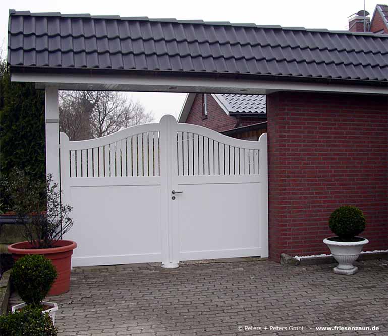 Blickdichtes Sichtschutztor - Weißes Hoftor nach Maß gefertigt.