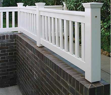 Holzgeländer als Absturzsicherung für eine außenliegende&nbsp; Kellertreppe - Hartholz weiß lackiert.