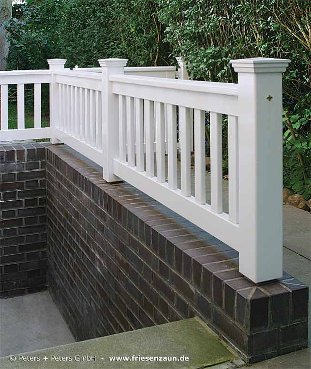 Holzgeländer als Absturzsicherung für eine außenliegende&nbsp; Kellertreppe - Hartholz weiß lackiert.