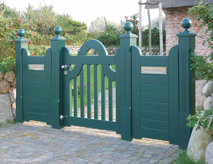 Gartenpforte LUXUS mit 2 x Briefkasten uns Sylter Kugelpfosten. Toranlage friesisch grün lackiert.