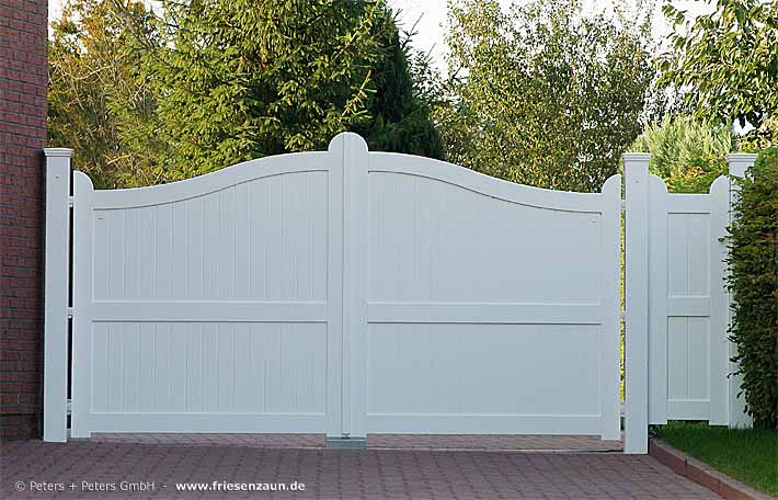 Sylter Gartentor mit Satteldach - Friesentor SCHLESWIG aus dauerhaftem Hartholz - Maßanfertigung von Peters + Peters.