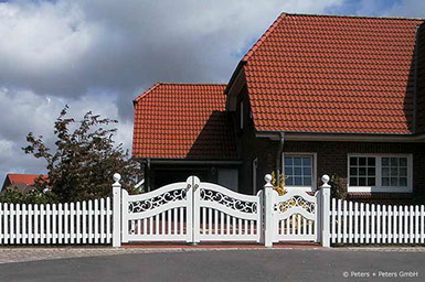 Gartentor im Sylter Friesenstil - Holztor FRIESLAND - Hartholz weiß oder farbig lackiert - Einfahrtstore von Peters + Peters.