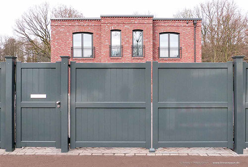 Doppeltor + Einzeltor Gartentoranlage mit Sichtschutz - Sichtschutztore von Peters + Peters