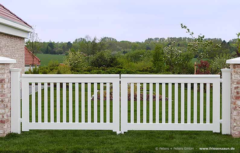 Doppeltor OHLAND - Weiße Einfahrtstore im Sylter Friesenstil - Gartentore mit Garantie.