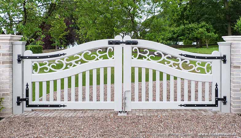 Gartentor im Sylter Friesenstil - Holztor FRIESLAND - Hartholz weiß oder farbig lackiert - Einfahrtstore von Peters + Peters.