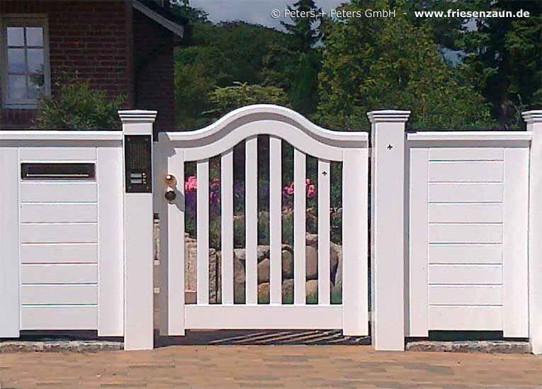 Weiße Gartenpforte aus ODUM-IROKO Hartholz mit Briefkasten und Gegensprechanlage - hochwertige Ausführung mit 25 Jahren Garantie.