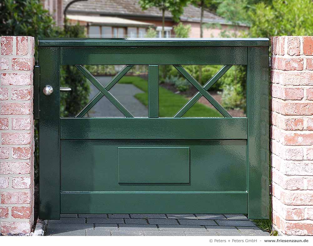 Die Gartentore von Peters + Peters werden mit hochwertigem Zubehör aus massivem Messing oder rostfreiem Edelstahl ausgestattet.