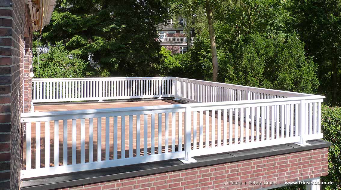 Große Dachterrasse mit weißem PREMIUM - Holzgeländer aus ODUM-IROKO Hartholz (Flegt-konform)