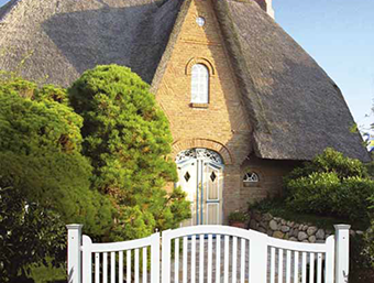 Sylter Friesentor mit asymmetrischer Teilung - weißes Holztor KORTENLAND.