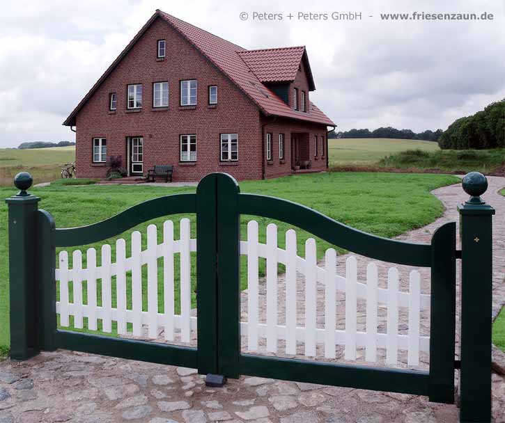Sylter Gartentor mit Satteldach - Friesentor SCHLESWIG aus dauerhaftem Hartholz - Maßanfertigung von Peters + Peters.