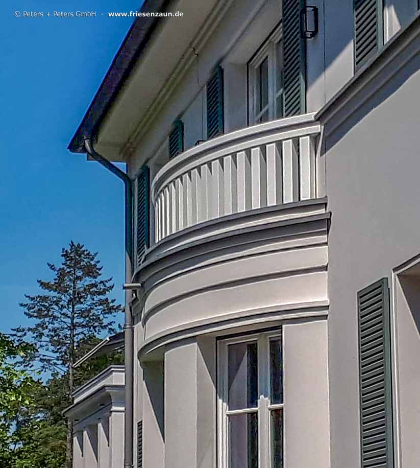 Extra stabiles Balkongeländer - Stichbogen - Holzgeländer weiß lackiert - Premium Tischlerqualität direkt vom Hersteller.