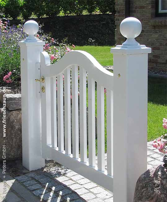 Sylter Gartentor mit Satteldach - Friesentor SCHLESWIG aus dauerhaftem Hartholz - Maßanfertigung von Peters + Peters.