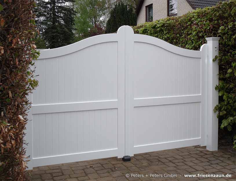 Einfahrtstor mit Sichtschutz - blickdichtes Gartentor im Sylter Friesenstil - Maßanfertigung von Peters + Peters.