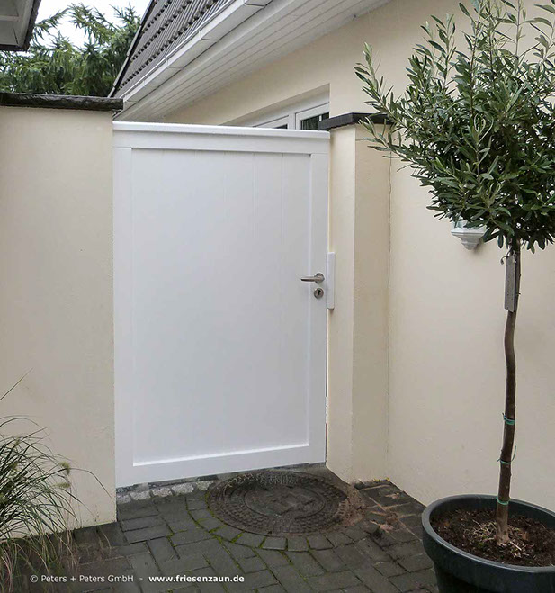 Gartenmauer zwischen Haus und Garage - Gartentür Hartholz weiß - geschlossene Füllung als Sichtschutz - Maßanfertigung.