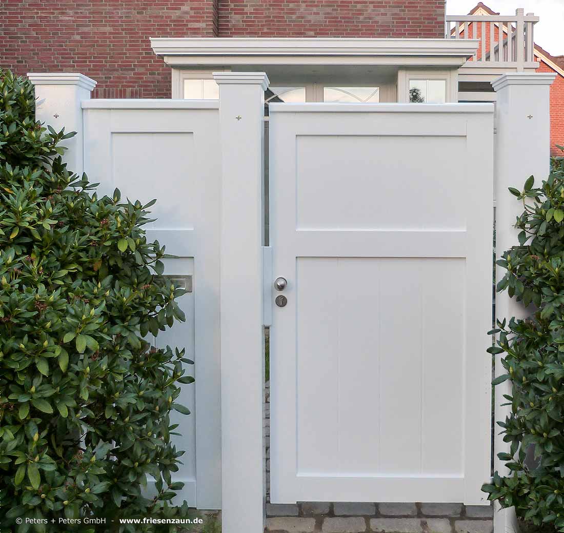 Gartentür OHLAND mit zusätzlichem Seitenelement und integriertem Briefkasten - Anfertigung nach Maß - Elegante Gartentore im Sylter Friesenstil.