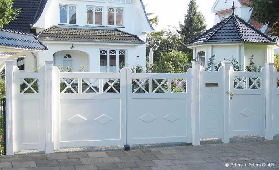 Sylter Gartentor mit Satteldach - Friesentor SCHLESWIG aus dauerhaftem Hartholz - Maßanfertigung von Peters + Peters.