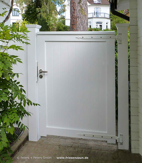 Einzeltor Holzpforte Holz weiß mit Sichtschutz.