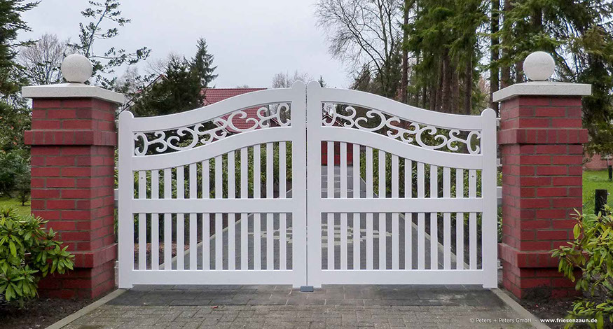 Gartentor im Sylter Friesenstil - Holztor FRIESLAND - Hartholz weiß oder farbig lackiert - Einfahrtstore von Peters + Peters.