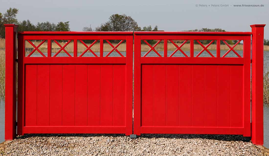 Sylter Gartentor mit Satteldach - Friesentor SCHLESWIG aus dauerhaftem Hartholz - Maßanfertigung von Peters + Peters.