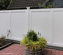 Extra massiver Sichtschutz für Garten, Haus und Terrasse - Massive Sichtschutzwände aus dauerhaftem Hartholz gefertigt