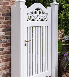 Gartentor im Sylter Friesenstil - Holztor FRIESLAND - Hartholz weiß oder farbig lackiert - Einfahrtstore von Peters + Peters.