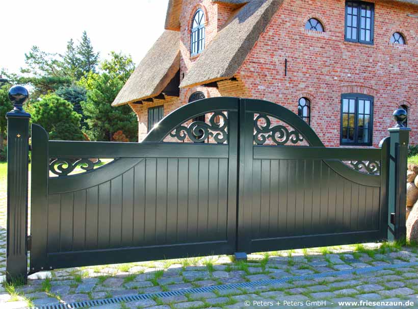 Gartentor im Sylter Friesenstil - Holztor FRIESLAND - Hartholz weiß oder farbig lackiert - Einfahrtstore von Peters + Peters.