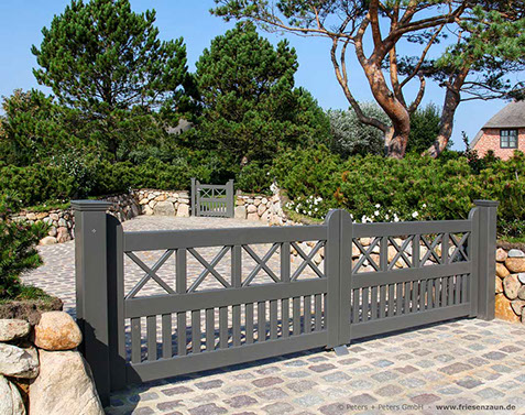Sylter Gartentor mit Satteldach - Friesentor SCHLESWIG aus dauerhaftem Hartholz - Maßanfertigung von Peters + Peters.