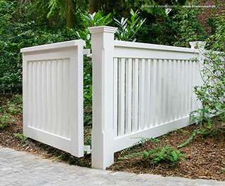 Gartentor OHLAND - Weiße Gartentür aus wertvollem Hartholz mit passenden Zaunelementen mit Satteldach