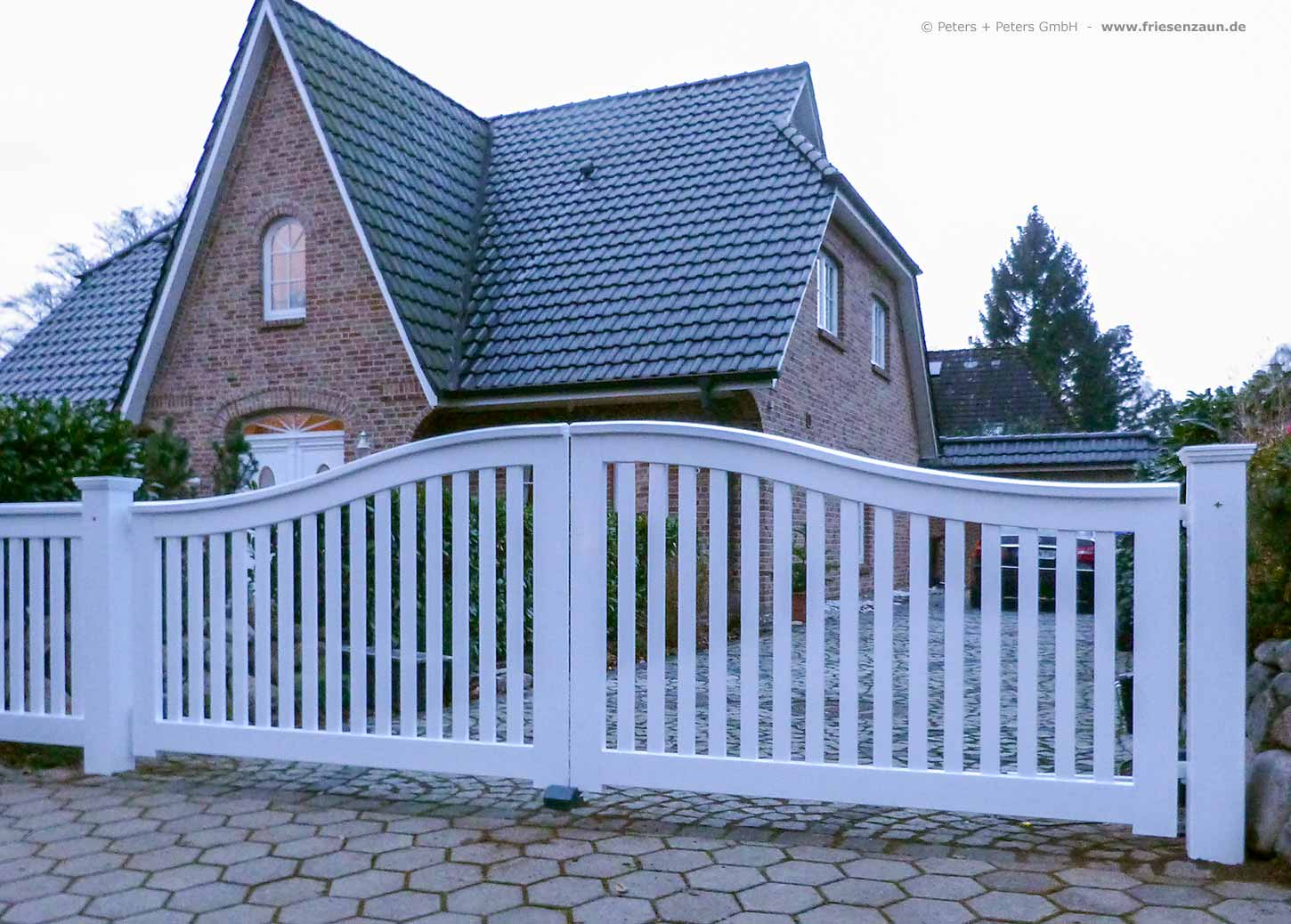 Nach Maß gefertigt - hochwertig verarbeitetes Gartentor von Peters + Peters - Holztor SCHLESWIG in Sylter Friesenstil - zum vergrößern klicken !