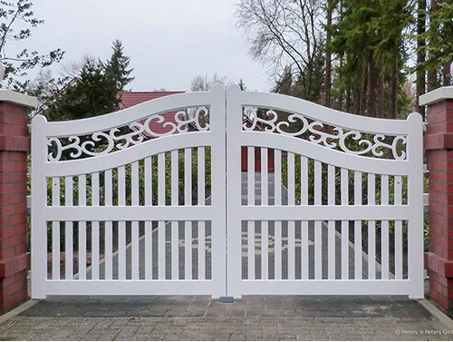 Blickdichte Gartentür aus FSC Hartholz mit Edelstahl-Türgriff + Schloss - Pfosten 14 x 14 und Sichtschutzwand als Maueranschluß.