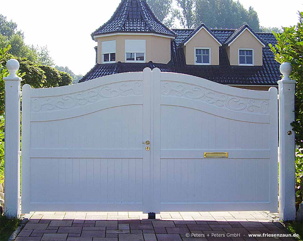 Orignal Sylter Friesentor - Auch Sichtschutztore lassen sich individuell gestalten - Weißes Sichtschutztor im Sylter Friesenstil.